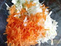 Капустный салат с мясом, морковью и маринованным луком
