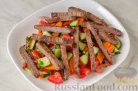 Салат со свежими овощами и жареной говядиной