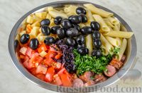 Салат с макаронами, сосисками, овощами и сыром