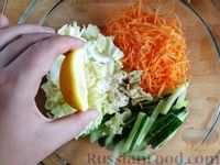 Овощной салат с жареным куриным филе и кунжутом