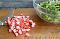 Крабовый салат с овощами, горошком и сыром