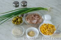Салат с тунцом, кукурузой, рисом и оливками