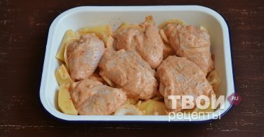 Курица в соевом маринаде запеченная с картофелем и луком
